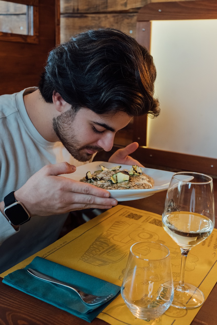 cliente della risotteria porto mancino che annusa un risotto