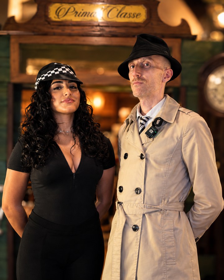 I due detective davanti alla carrozza di Prima Classe